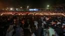 Ribuan masyarakat dari berbagai elemen berbondong-bondong mendatangi Stadion Kanjuruhan, Malang untuk ikut melaksanakan doa bersama memperingati tujuh hari Tragedi Kanjuruhan, Jumat (7/10/2022). (Bola.com/Bagaskara Lazuardi)