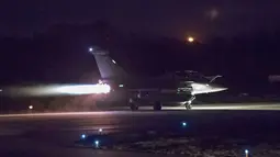 Jet tempur Dassault Rafale milik Prancis bersiap untuk lepas landas di Pangkalan Udara Saint-Dizier, Jumat (13/4). Pesawat diluncurkan ke Suriah sesaat setelah Presiden Emmanuel Macron mengumumkan Prancis bergabung dengan Amerika dan Inggris (ECPAD / AFP)