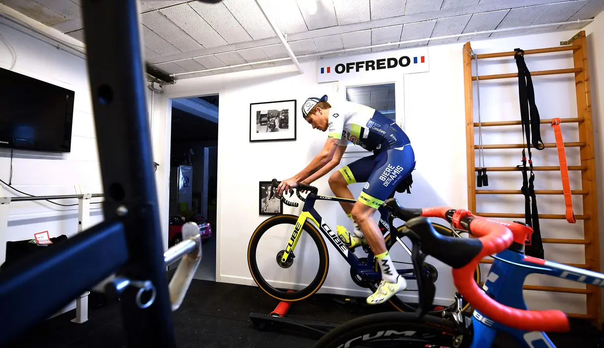 Yoann Offredo dari Wanty-Gobert Cycling Team berlatih di garasi rumahnya di Monthlery, selatan Paris, 3 April 2020. Pengendara sepeda profesional ini tetap berlatih selama karantina wilayah atau lockdown untuk mencegah penyebaran virus corona COVID-19 di Prancis. (Photo by FRANCK FIFE/AFP)