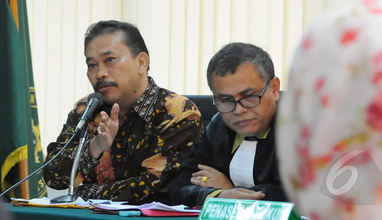 Raja Bonaran (kiri) sempat memprotes kesaksian Tomson Situmeang karena berpotensi melanggar UU Advokat terkait hubungan Pengacara-Klien, Pengadilan Tipikor, Jakarta, Senin (30/3/2015). (Liputan6.com/Herman Zakharia)