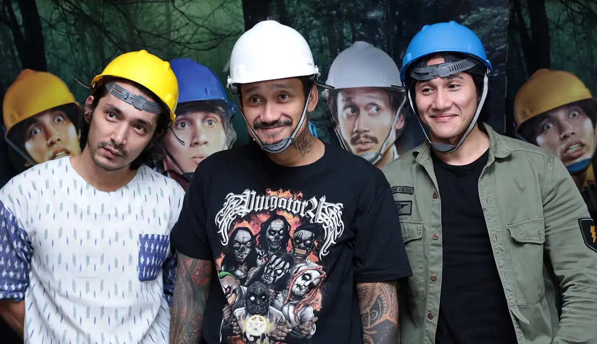 Sebelum menggelar konferensi pers, Tora, Abimana, Vino dan Indro menyempatkan diri ziarah ke makam Dono, Kasino, dan Nanu. Terlihat Indro mengunggah foto Tora yang tidur dan tampak lelah di dalam mobil. (Deki Prayoga/Bintang.com)