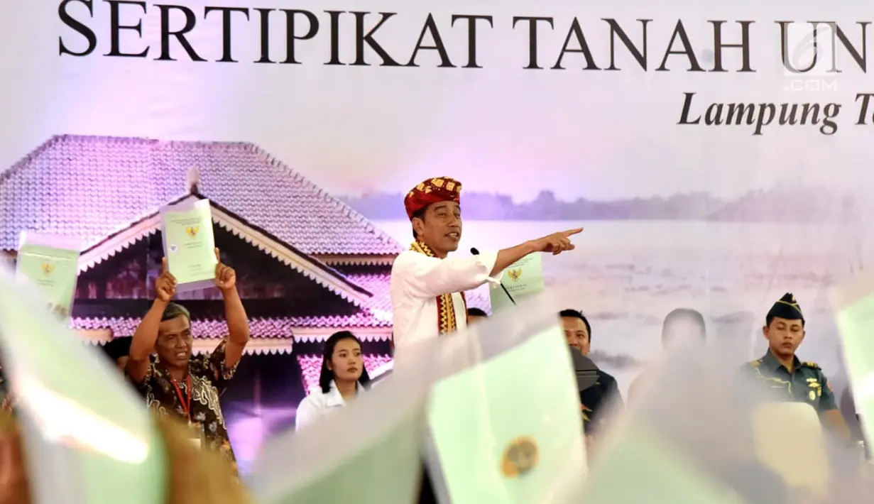 Presiden Joko Widodo menyerahkan 1.300 sertifikat hak atas tanah untuk masyarakat di Kab Lampung Tengah, Jumat (23/11). Akhir tahun ini pemerintah akan menerbitkan hingga kurang lebih 30.000 sertifikat khusus di Lampung Tengah. (Liputan6.com/HO/Biropers)