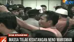 Suasana sempat memanas saat ratusan massa bersitegang dengan polisi karena massa meminta Neno Warisman dilarang keluar dari bandara.