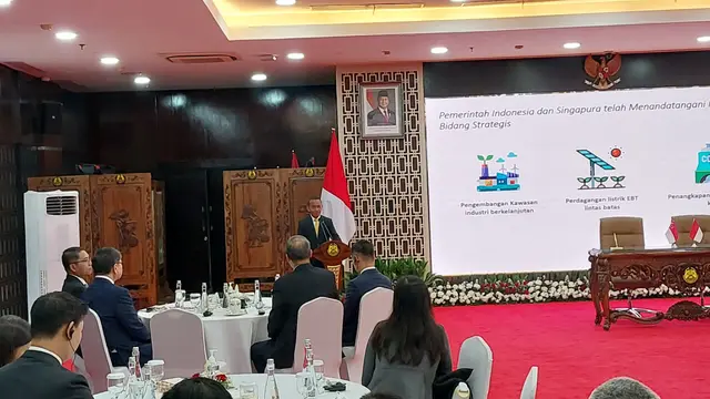 Menteri Energi dan Sumber Daya Mineral (ESDM) Bahlil Lahadalia resmi menandatangani Nota Kesepahaman (MoU) bersama pemerintah Singapura terkait ekspor listrik. (Foto: Liputan6.com/Arief R)