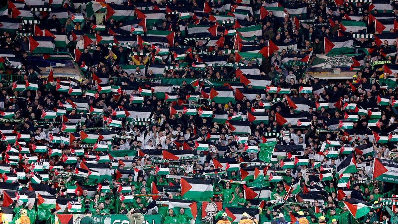 Ribuan suporter klub sepakbola asal Skotlandia, Celtic menggaungkan dukungan untuk Palestina. Aksi tersebut dilakukan dalam laga lanjutan penyisihan grup Liga Champions melawan Atletico Madrid pada Kamis (26/10/2023).