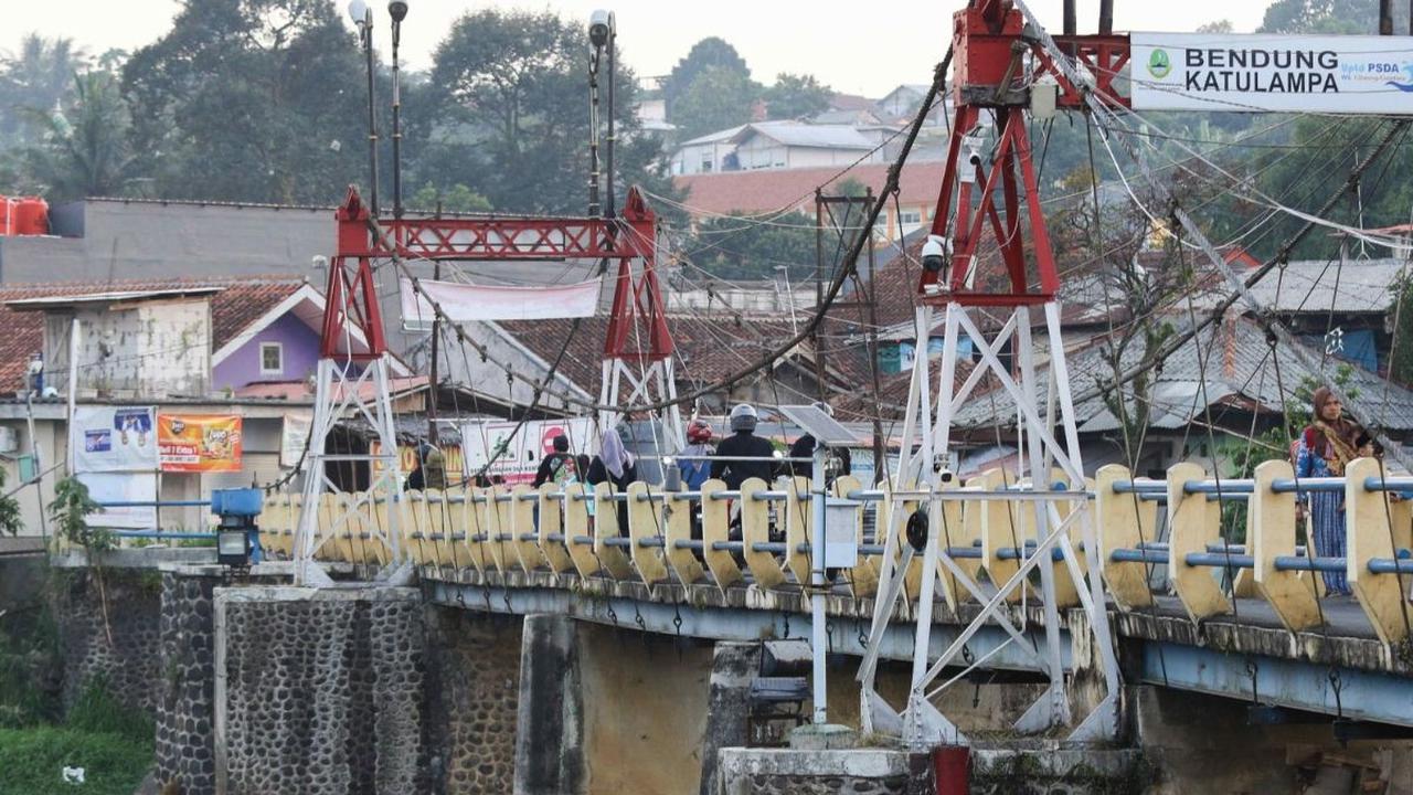 Terlihat kondisi aliran debit air di Bendungan Katulampa yang mengalami penyusutan di tengah musim kemarau.