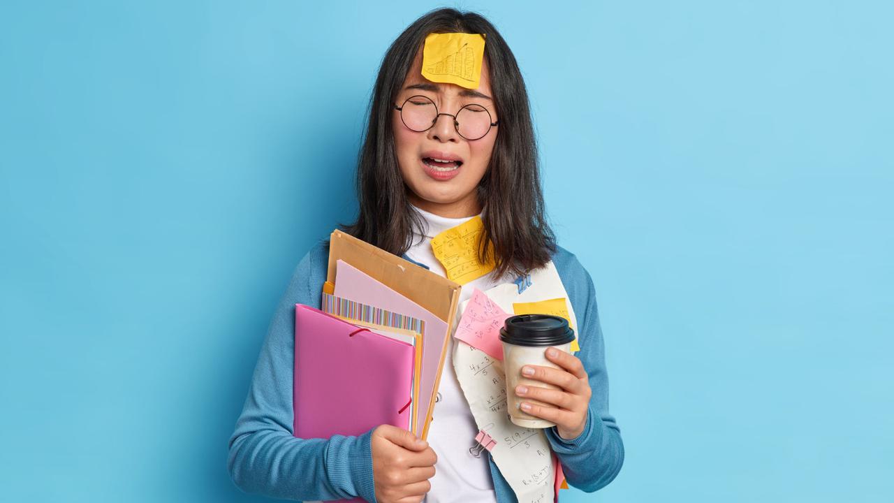 Ilustrasi Seorang Perfeksionis Mengerjakan Tugas
