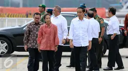 Menteri Rini mengantar Presiden Jokowi untuk melihat Marine Vessel Power Plant di Pelabuhan IPC, Jakarta, Selasa (8/12/2015). Rencananya Jokowi akan meresmikan beroperasinya Marine Vessel Power Plant. (Liputan6.com/Faizal Fanani)