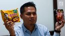 Sales dan Marketing Manajer PT Korinus Endra Nirwana menunjukkan Mie instan Samyang, Jakarta, Rabu (21/6). Endra menuturkan produk mie instan Cheese Hot Chicken Ramen sudah memiliki sertifikasi halal dari Korea Muslim Federasi. (Liputan6.com/Pool)