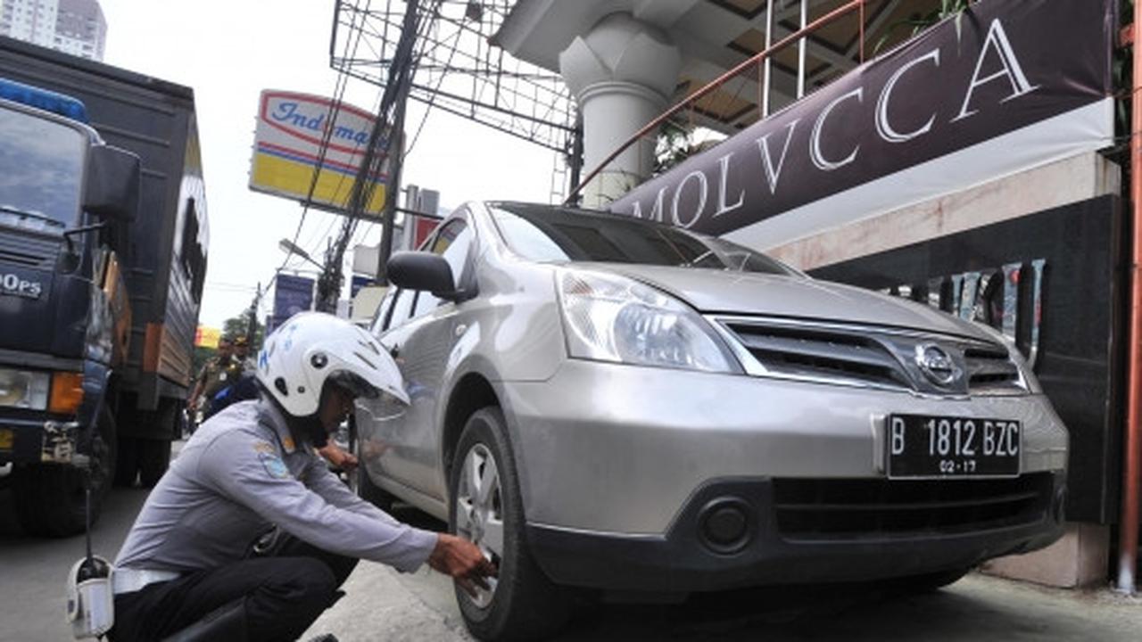 Tertibkan parkir liar di Thamrin City, petugas angkut ratusan motor