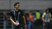 Ekspresi Kiatisuk Senamuang dalam final leg pertama Piala AFF 2016 antara Indonesia vs Thailand di Stadion Pakansari, Cibinong, Jawa Barat, Rabu (14/12/2016).  (Bola.com/Peksi Cahyo)