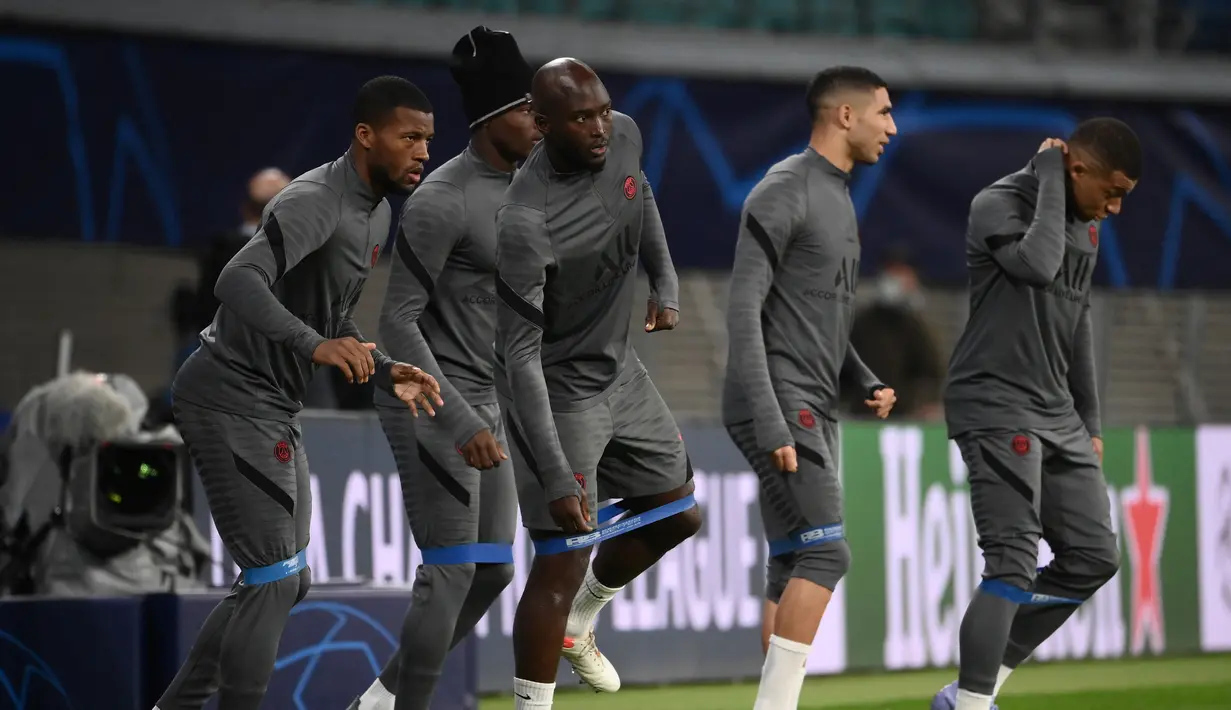 Para pemain PSG melakukan pemanasan saat ambil bagian dalam sesi latihan di Leipzig, Jerman timur (2/11/2021). PSG akan bertanding melawan RB Leipzig pada Grup A Liga Champions di RB Arena. (AFP/Franck Fife)