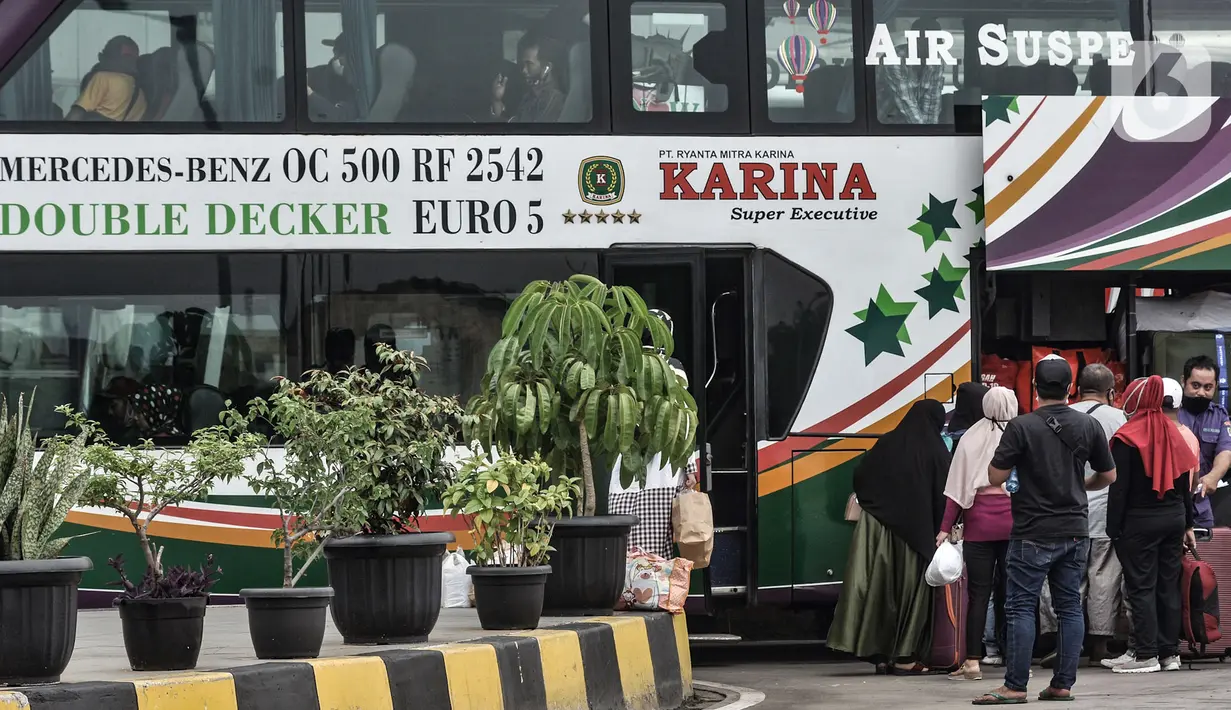 Penumpang memasukkan barang ke bagasi bus sebelum keberangkatan di Terminal Pulogebang, Jakarta, Selasa (27/10/2020). Memasuki libur panjang, jumlah penumpang bus antarkota antarprovinsi (AKAP) di Terminal Pulogebang tujuan Jawa dan Sumatera mengalami peningkatan. (merdeka.com/Iqbal S. Nugroho)