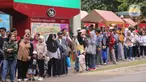 Pengunjung antre untuk bisa naik bis wisata berkeliling area Taman Mini Indonesia Indah (TMII), Jakarta, Senin (27/1/2025). (Magang/Liputan6.com/Muhammad Rizal)