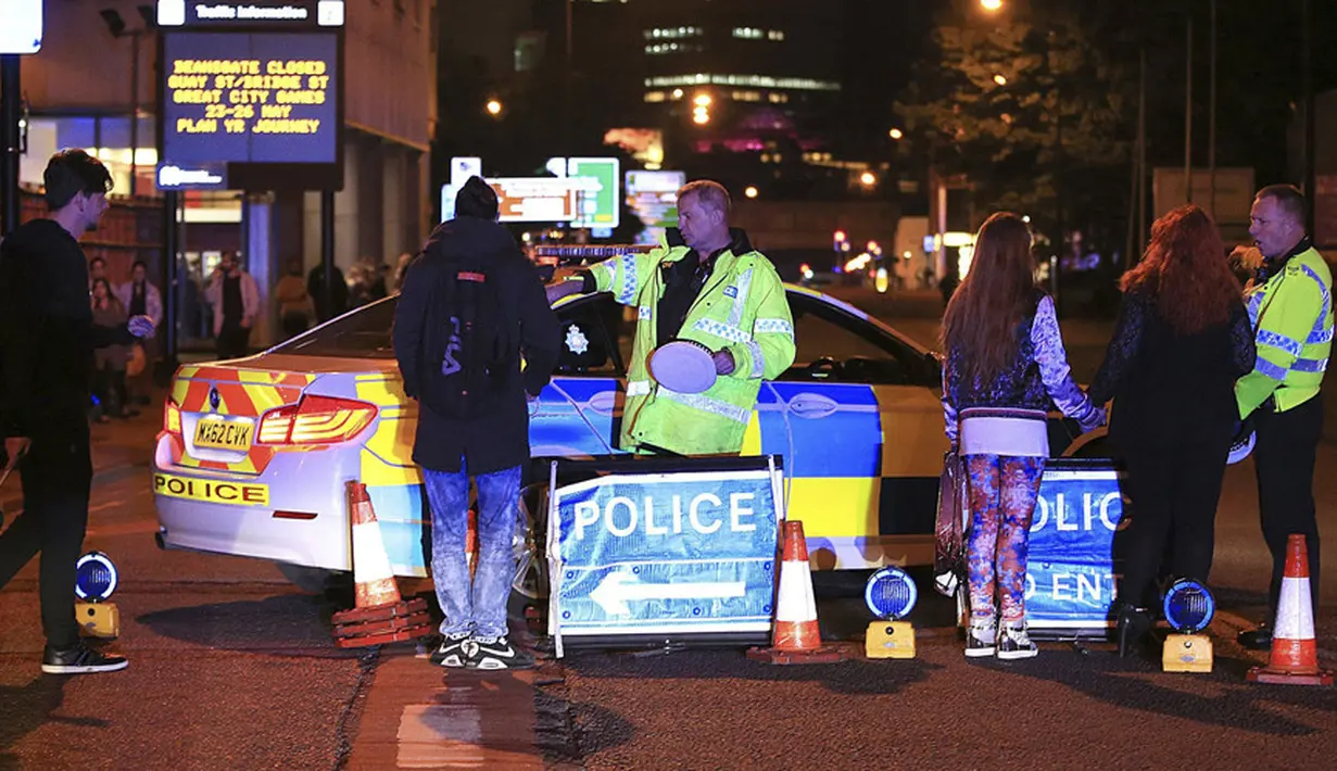 Diaporkan bahwa kekasih Mac Miller ini menyewa cukup banyak petugas keamanan swasta. Dua buah mobil polisi pun terlihat di depan kediaman ibunda Ariana yang turut mengamankan suasana. (AP/Bintang.com)