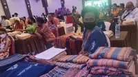 Pameran kain tenun ikat pelaku UMKM Kabupaten Sikka dalam kegiatan Workshop di aulah Go Hotel Maumere. (Liputan6.com/ Dionisius Wilibardus)