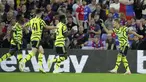 Bertandang ke markas Crystal Palace pada pekan kedua Liga Inggris 2023/2024, Arsenal sukses mencuri tiga pon penuh lewat kemenangan tipis 1-0, Selasa (22/8/2023) dini hari WIB. Gol tunggal kemenangan The Gunners dicetak lewat eksekusi penalti sang kapten, Martin Odegaard pada menit ke-53. Arsenal mampu mempertahankan keunggulan satu gol hingga usai laga meski harus bermain dengan 10 pemain sejak menit ke-67 usai Takehiro Tomiyasu diusir wasit akibat akumulasi dua kartu kuning. (AP Photo/Kin Cheung)