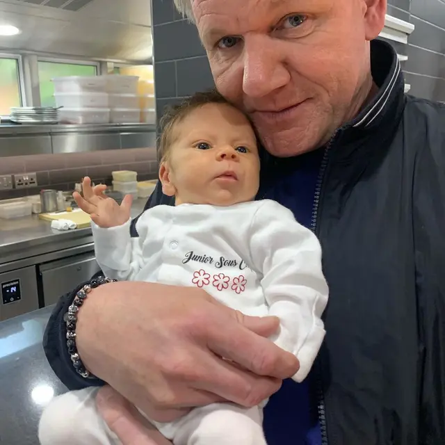 FOTO: Potret Kebersamaan Gordon Ramsay dan bayinya, Oscar James Ramsey