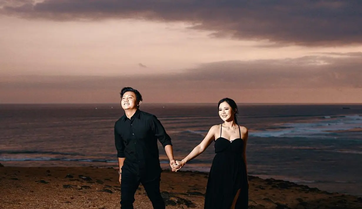 Denny dengan setelan kemeja dan celana panjang, sementara Bella tampil dalam balutan spaghetti strap dress. [Instagram/bellabonita_r.a]