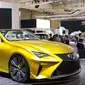 Tampilan mobil mewah keluaran Lexus yang dipamerkan dalam ajang Gaikindo Indonesia International Auto Show (GIIAS) 2017, di ICE, BSD, Tangerang Selatan, Kamis (10/8). (Liputan6.com/Angga Yuniar)