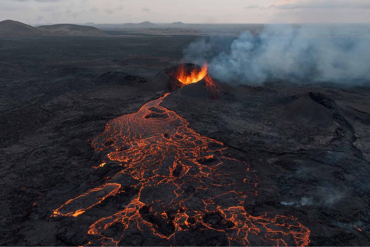 FOTO: Daya Tarik Mematikan, Wisatawan Berbondong Datangi Lokasi Letusan di Islandia
