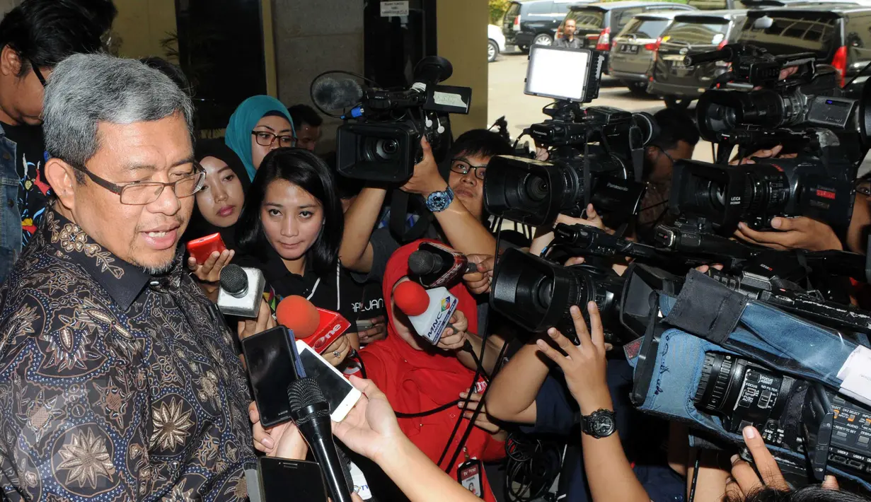 Gubernur Jawa Barat, Ahmad Heryawan diwawancarai usai diperiksa Bareskrim Polri di Jakarta, Kamis (28/1). Aher menjalani pemeriksaan kedua sebagai saksi kasus korupsi pembangunan stadion Gelora Bandung Lautan Api Bandung. (Liputan6.com/Helmi Afandi)
