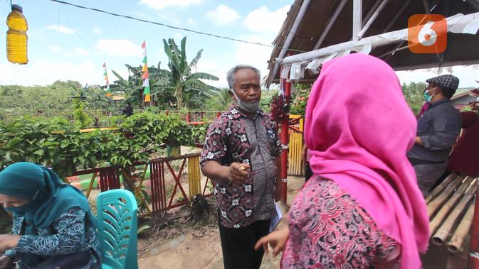 Meski sempat frustasi, Agus Priyono terus mengajak warga Desa Batuah untuk belajar menggarap kebunnya.