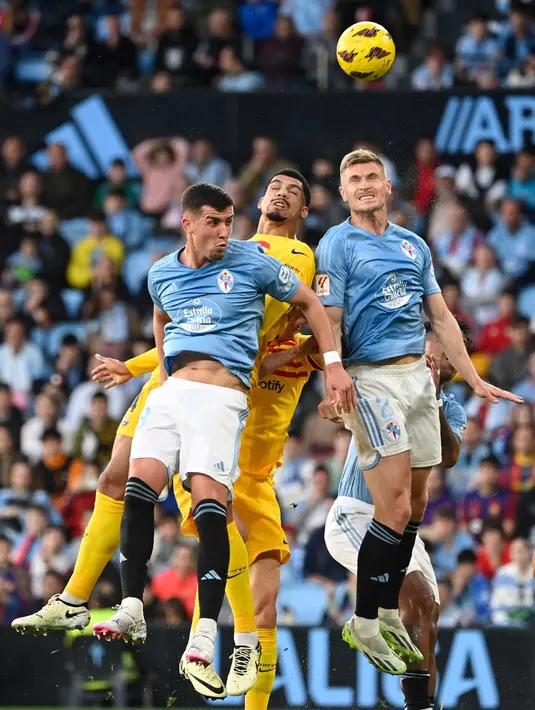 Dua gol kemenangan Blaugrana dicetak bomber Polandia Robert Lewandowski pada menit ke-45 dan 90+7.  (MIGUEL RIOPA/AFP)