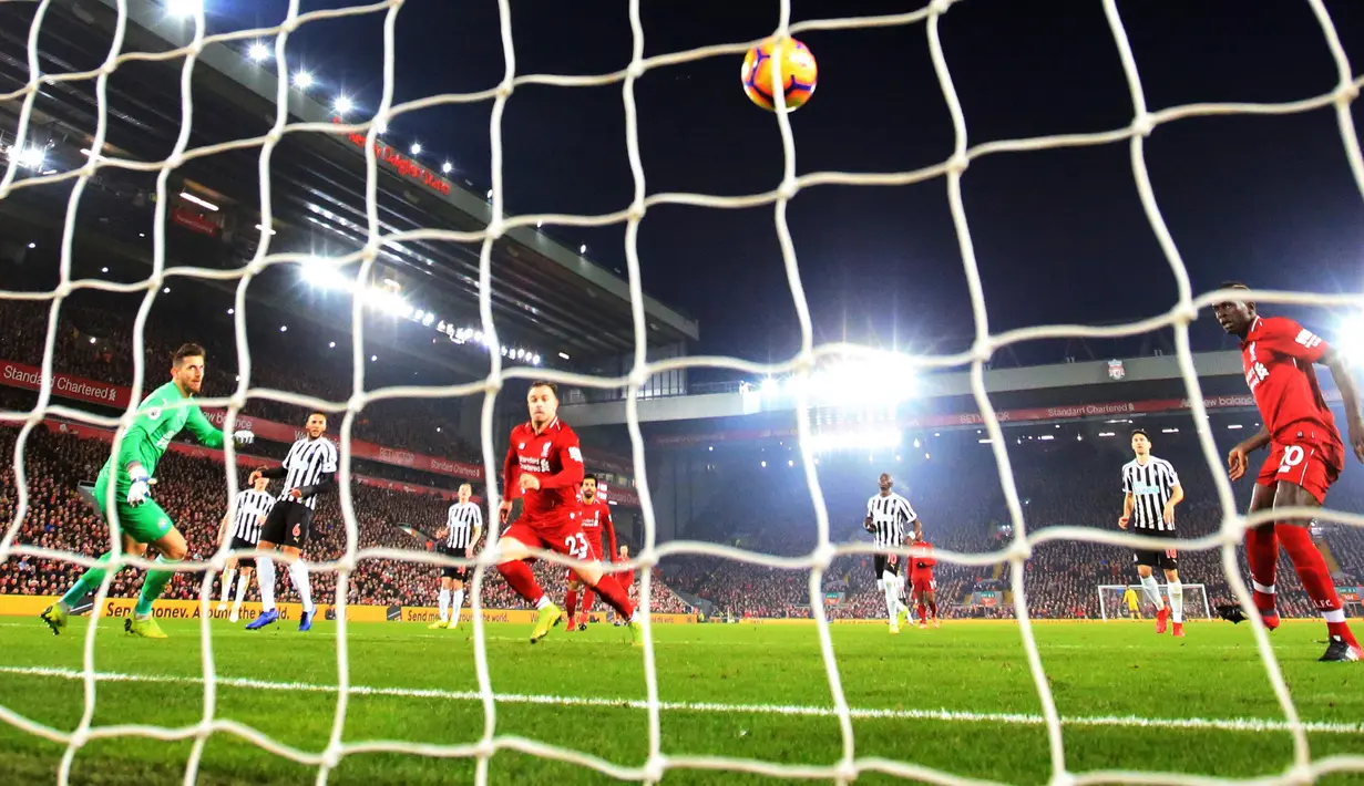 Pemain Liverpool, Xherdan Shaqiri mencetak gol ketiga timnya ke gawang Newcastle United pada pertandingan Liga Inggris di Stadion Anfield, Rabu (26/12). Liverpool bertahan di puncak klasemen Liga Inggris setelah menghajar Newcastle 4-0. (AP/Jon Super)