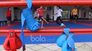 Para atlet Karateka Nasional mengisi sesi latihan dengan bermain futsal di Senayan Jakarta. (Bola.com/Nicklas Hanoatubun)