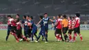 Pemain Madura United bersitegang dengan pemain Arema Cronus dalam laga Torabika Soccer Championship 2016 di Stadion Gelora Bangkalan, Jumat (6/5/2016). (Bola.com/Fahrizal Arnas)