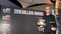 Pebalap Indonesia, Sean Gelael, meraih Dallara Awards untuk kategori Desain Helm Terbaik pada GP2 2016 dalam acara Prize Giving Ceremony di Abu Dhabi, UEA, Minggu (27/11/2016). (Tim Jagonya Ayam KFC Indonesia)