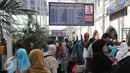 Pemudik masih meramaikan Stasiun Senen pada H+3 Lebaran, Jakarta, Senin (20/7/15). Para pemudik berencana pulang kampung pada H+3 karena tidak mendapatkan tiket sebelum Lebaran. (Liputan6.com/Herman Zakharia)