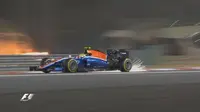 Pebalap Manor Racing asal Indonesia, Rio Haryanto, saat beraksi pada sesi latihan bebas kedua (FP2) F1 GP Bahrain di Sirkuit Sakhir, Jumat (1/4/2016). (Bola.com/Twitter/F1)
