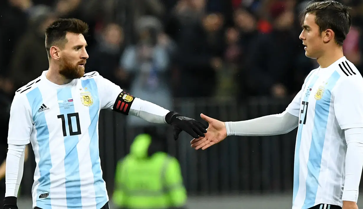 Dybala juga rekan Lionel Messi di Argentina. Tetapi lantaran tipe main Dybala dianggap sangat mirip Messi, keduanya jarang diturunkan bersamaan. (Foto: AFP/Kirill Kudryavtsev)