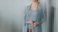 Kebaya kutubaru rancangan Didiet Maulana yang dikenakan Nikita Willy jadi terlihat semakin anggun dengan selendang sebagai pelengkap. Ditambah beberapa aksesori seperti bros dan kalung. [@svarna_byikatindonesia]