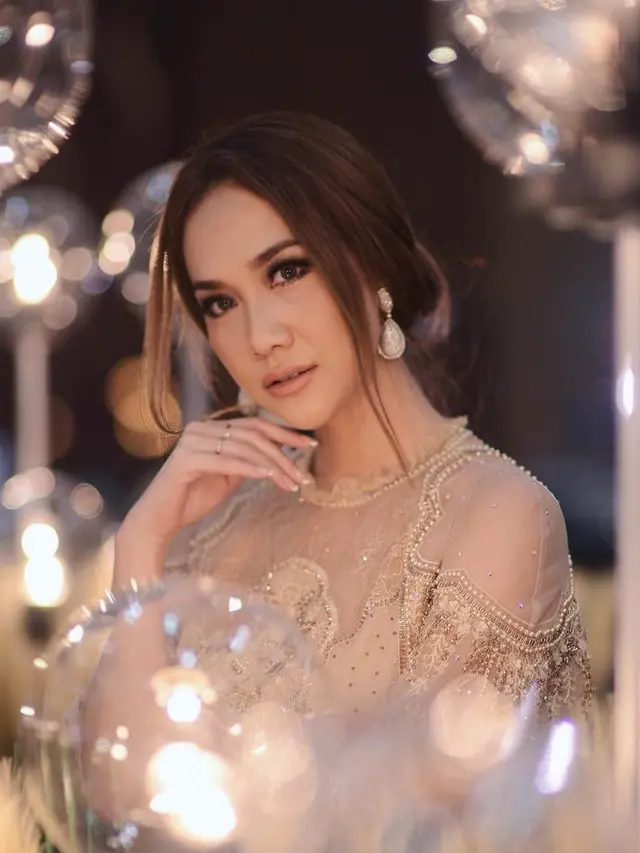 [Bintang] Nge-date Saat Valentine? Intip Dulu Dandanan Hits Bunga Citra Lestari Ini