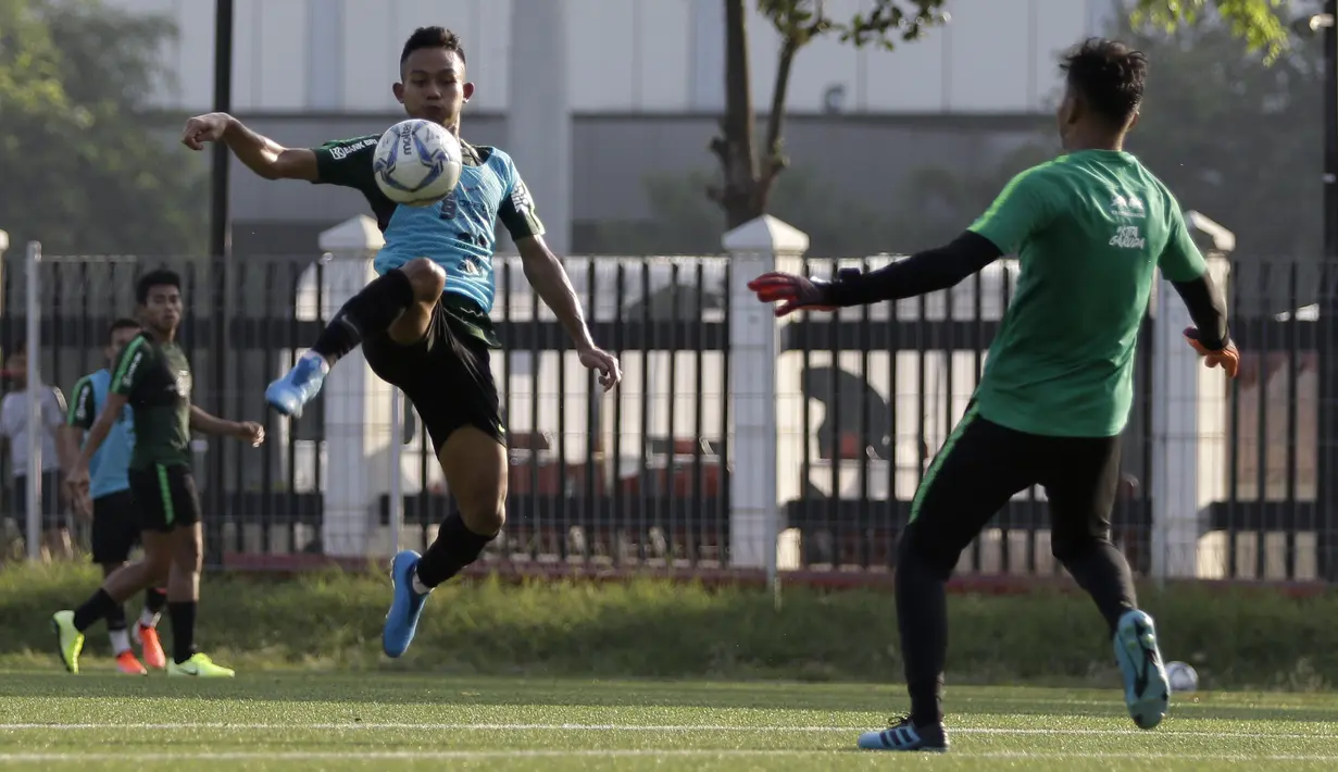 Pemain Timnas Indonesia U-22, Sani Rizki, mengontrol bola saat internal game di Lapangan C, Senayan, Jakarta, Selasa (19/11). Timnas U-22 terus matangkan skema permainan lewat internal game. (Bola.com/Yoppy Renato)