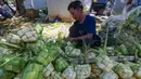 Menjelang Hari Raya Idul Fitri 1446 Hijriah, kulit ketupat menjadi salah satu barang yang paling dicari warga. (merdeka.com/Arie Basuki)