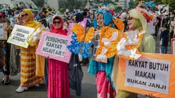 Sejumlah wanita yang tergabung dalam Emak-Emak Istana Cantik menggelar aksi saat car free day (CFD) di Bundaran HI, Jakarta, Minggu (4/8/2019). Dalam aksinya, mereka mengkritik kebijakan pemerintah soal ekonomi. (Liputan6.com/Faizal Fanani)