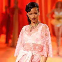 Rihanna pun menggunakan lingerie cantik berwarna merah jambu saat acara Victoria Secret tahun 2012. (ERIK PENDZICH/REX/SHUTTERSTOCK)