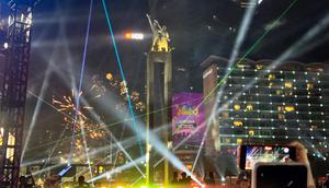 Hiruk Pikuk Pesta Kembang Api puncak acara Kirana Jakarta perayaan tahun baru di Bundaran Hi, Jakarta pada Selasa 31 Desember (dok Liputan6.com/Maheza Nurmiagita)