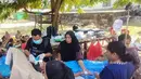 Seorang penyintas gempa menerima perawatan medis di luar puskesmas di Riung, provinsi Nusa Tenggara Timur, Indonesia, Sabtu, 15 Agustus 2026. (AP Photo/Ditho Wahyudin)