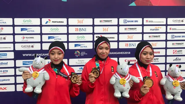 Tim silat putri Indonesia, Pramudita Yutistya, Lutfi Nurhasanan, dan Gina Tri Lestari yang merebut medali emas Asian Games 2018 di kelas seni cabor pencak silat