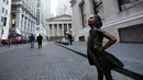 Patung Fearless Girl berdiri di lokasi barunya di depan bursa efek New York, Selasa (11/12). Patung yang menginspirasi jutaan orang dengan pesan feminisme itu sebelumnya berada di depan patung banteng 'Charging Bull' di Broadway. (AP/Mark Lennihan)