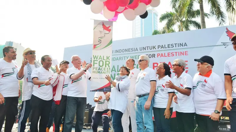 Menlu Palestina Riyad al-Maliki (kiri, tengah) dan Menlu RI Retno Marsudi (kanan, tengah) saat Walk for Peace and Humanity, Indonesian Solidarity Week for Palestine di Jakarta (14/10) (sumber: Kemlu RI)