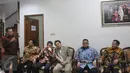 Suasana kunjungan Komisi III DPR di kediaman Calon Kapolri Komjen Pol Tito Karnavian di Pasar Minggu, Jakarta, Rabu (22/6). Kunjungan ini bagian dari rangkaian seleksi calon Kapolri. (Liputan6.com/Johan Tallo)