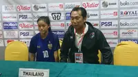 Pelatih Timnas Thailand Putri U-16, Naruephon Kaenson. (Bola.com/Muhammad Ivan Rida)