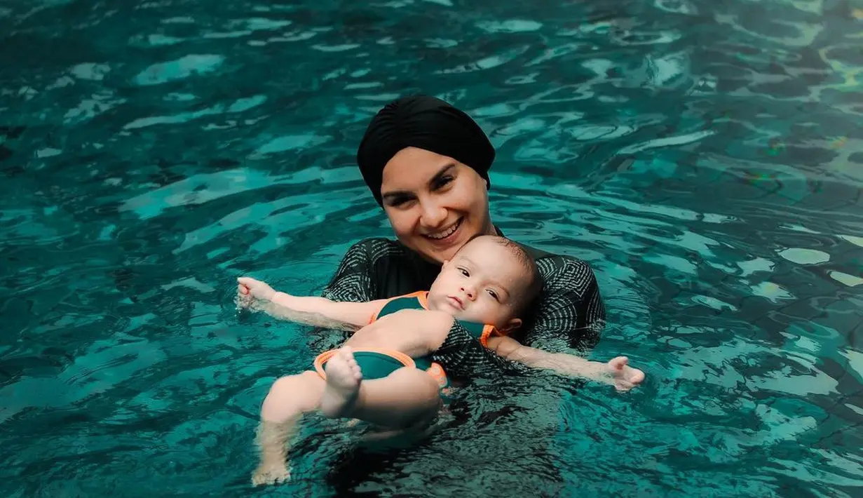 Terlepas dari itu, beberapa hari sebelum Ramadan tiba, Ammar dan Irish Bella mengajak buah hatinya ziarah ke makam sang kakak. Yakni anak Ammar Zoni dan Irish Bella yang meninggal dunia. (Instagram/ammarzoni)