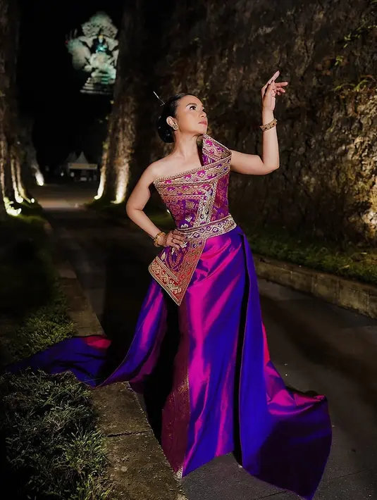 Sementara itu, Ruth Sahanaya tampil dalam gaya yang lebih klasik, dengan aksen kain Bali yang menyatu sempurna dengan kain ungu cerah yang menghiasi gaunnya. Keanggunannya memancarkan aura lembut dan bersahaja.  [@mamauthe/@3divaofficial].